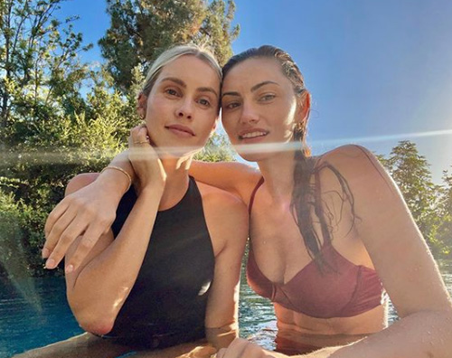 Claire a Phoebe Claire Holt a Phoebe Tonkin spolu na sociálnych sieťach