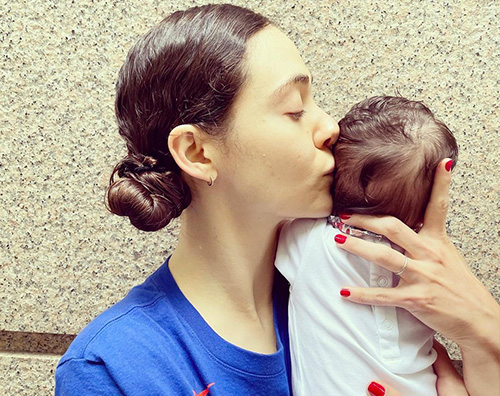 emmy rossum Emmy Rossum mostra la sua bambina per una buona causa