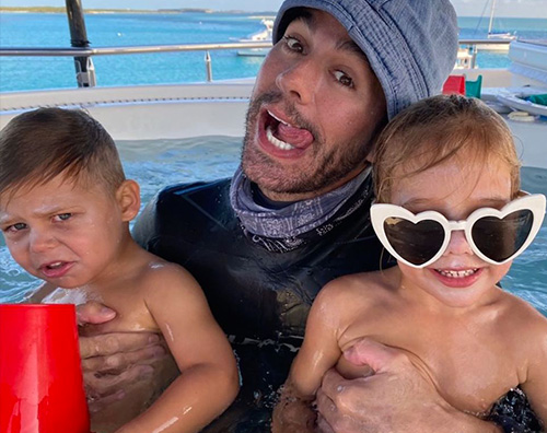 enrique iglesias Enrique Iglesias mostra i gemelli su IG