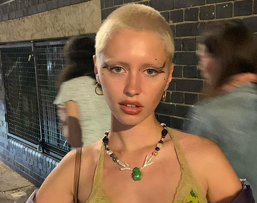 Iris Law, testa rasata sulla Croisette iris law Iris Law, testa rasata sulla Croisette