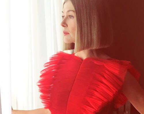 rosamund pike Rosamund Pike in rosso a Cannes