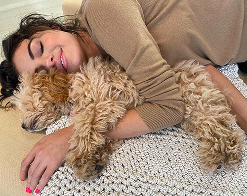 selena  Selena Gomez felice col suo cagnolino