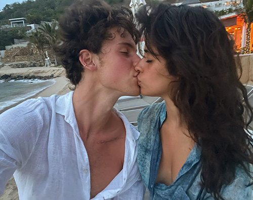 shawn camila Shawn Mendes e Camila Cabello festeggiano lanniversario ai Caraibi