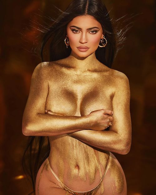 228918967 543538140021252 6307016543444995897 n Kylie Jenner in topless per il suo compleanno