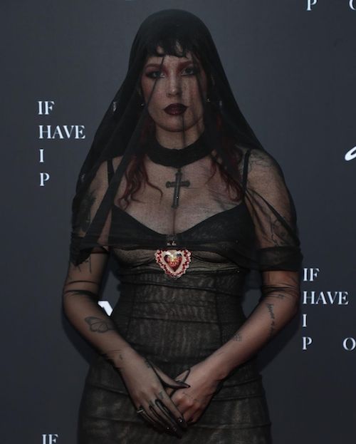 240558855 533709214600474 873374153866281298 n Halsey, debutto sul red carpet con Alev Aydin