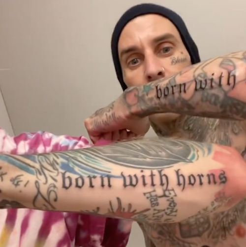 Schermata 2021 08 10 alle 13.49.10 MGK e Travis Barker hanno lo stesso tatuaggio