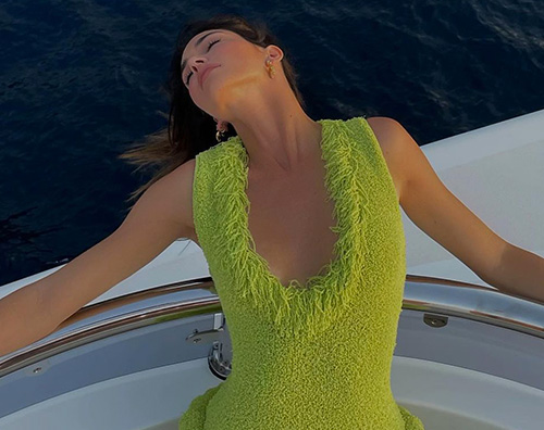 kendall1  Kendall Jenner in verde a Capri