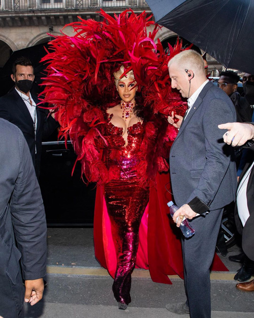 Cardi B 2 Cardi B in rosso per Mugler