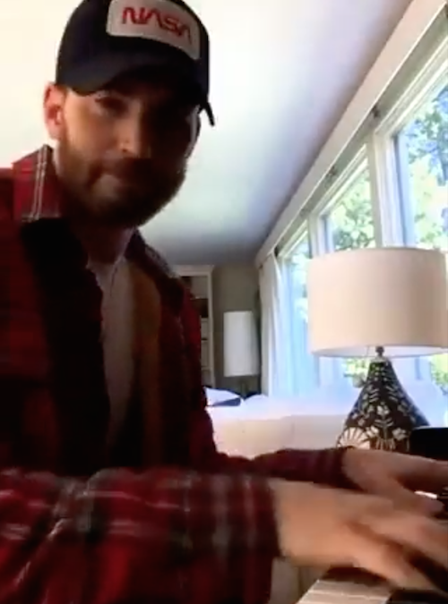 Chris Evans suona il pianoforte su Twitter Schermata 2021 09 19 alle 21.51.50 Chris Evans suona il pianoforte su Twitter