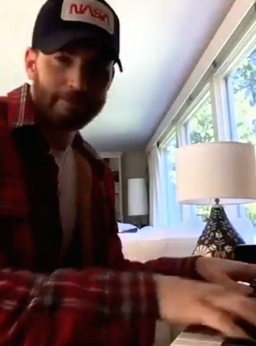 Schermata 2021 09 19 alle 21.51.50 Chris Evans suona il pianoforte su Twitter