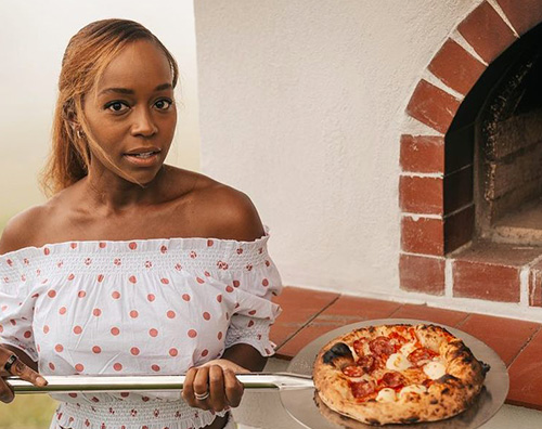 aja naomi king 2 Aja Naomi King, pizzaiola provetta su Instagram