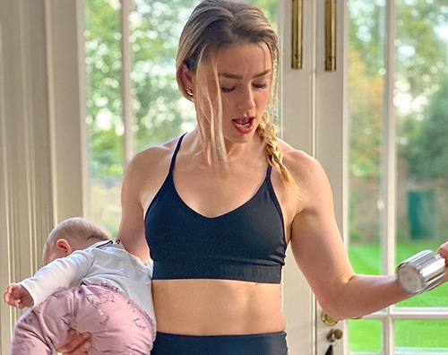 amber heard Amber Heard mamma multitasking