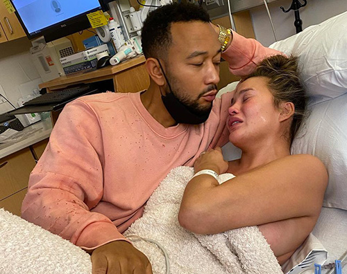 Chrissy Teigen ricorda il piccolo Jack a un anno dalla sua perdita chrissy Chrissy Teigen ricorda il piccolo Jack a un anno dalla sua perdita