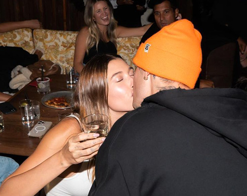 Justin e Hailey, bacio romantico durante il party justin hailey Justin e Hailey, bacio romantico durante il party