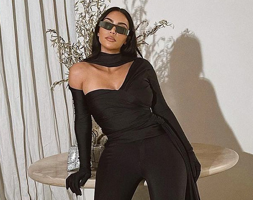 kim kardashian Kim Kardashian, il look suo social è eccentrico