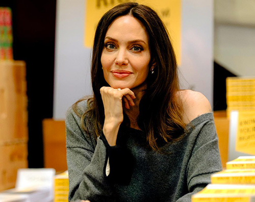 angelina jolie Angelina Jolie presenta il suo libro a LA