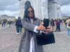 Demi Moore sotto l’Arco di Trionfo a Parigi