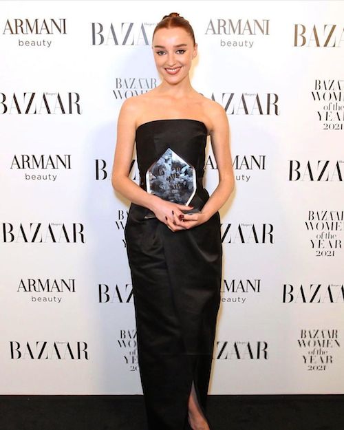 251593816 307823930952907 2901546867928265956 n Phoebe Dynevor premiata ai Bazaar Awards