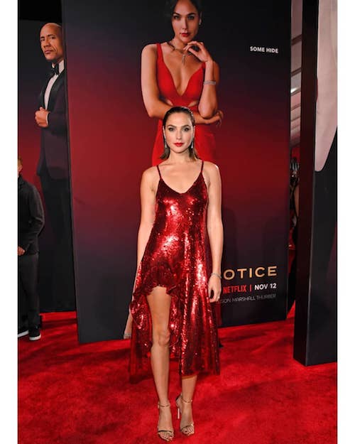 253012869 589441142258493 8866204025060935315 n Gal Gadot in rosso per Red Notice