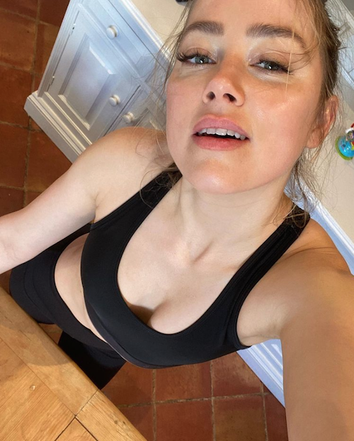 Schermata 2021 11 05 alle 09.11.09 Amber Heard, selfie dopo lallenamento in casa