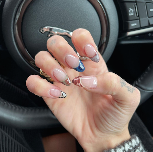 Schermata 2021 11 05 alle 09.22.22 Dua Lipa, la nail art è animalier