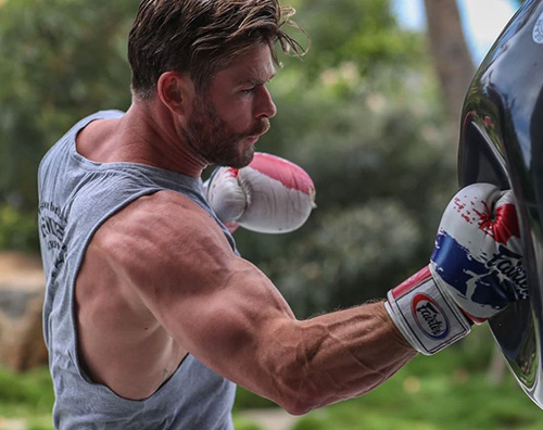 chris hemsworth 2 Chris Hemsworth mostra i muscoli su Instagram