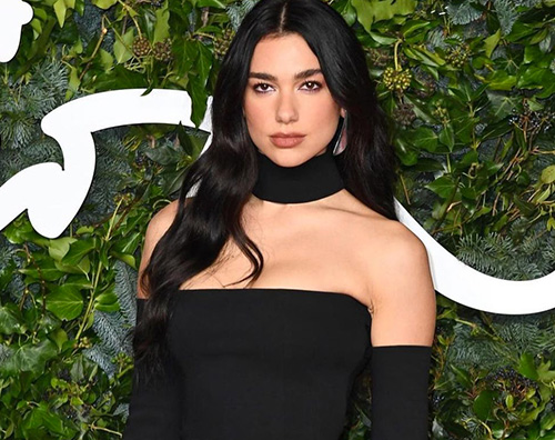 dua lipa Dua Lipa mặc đồ đen tại Lễ trao giải Thời trang Anh năm 2021