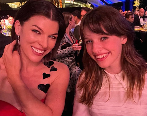 milla ever Milla Jovovich insieme a Ever alla serata Amfar