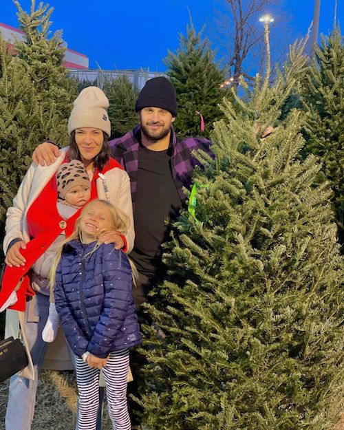 261847717 688567652531355 8918546501364209321 n Jessica Szohr foto di famiglia in attesa del Natale