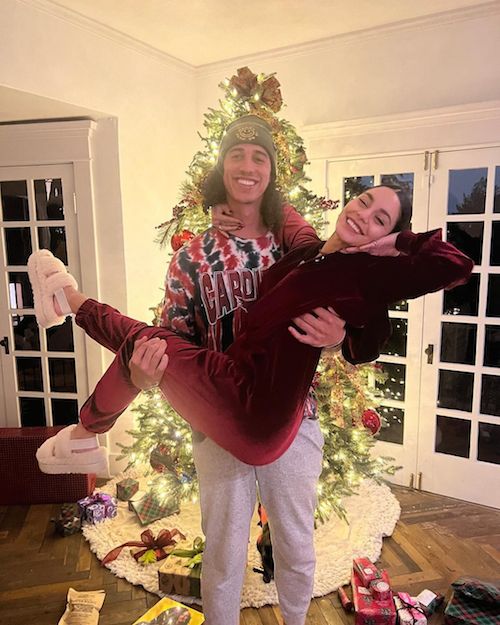 269945179 345718146928550 3553161917226671377 n Vanessa Hudgens e Cole Tucker, Natale in love