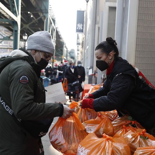 bella hadid 1 Bella Hadid pensa ai meno fortunati nel giorno di Natale