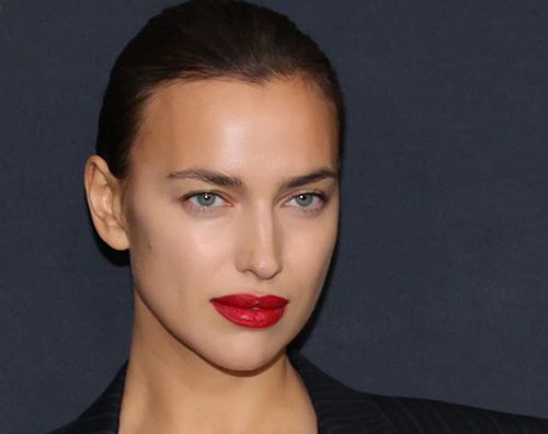 irina shayk Irina Shayk sostiene Bradley alla prima di Nightmare Alley