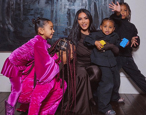 kim cover Kim Kardashian, le foto della vigilia di Natale