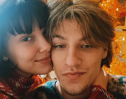 Millie Bobby Brown, Natale con Jake Bongiovi millie bobby brown jake bonjovi Millie Bobby Brown, Natale con Jake Bongiovi