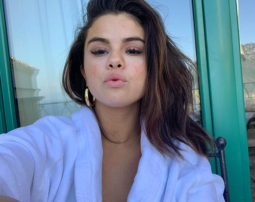 selena 3 Selena Gomez fa le smorfie su Instagram