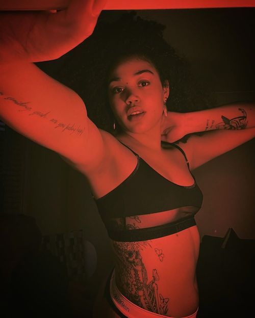RUBY Ruby Barker di Bridgerton, tatto e luci rosse su Instagram