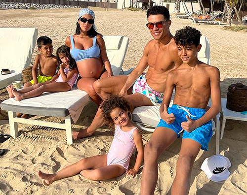 cr7 1 Cristiano Ronaldo sulla spiaggia con la sua famiglia