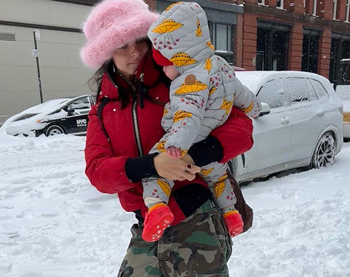 emily rata 2 Emily Ratajkowski porta il piccolo Sylvester sulla neve
