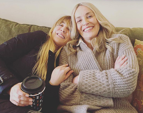 kaley sharon Sharon Stone e Kaley Cuoco insieme per The Flight Attendant