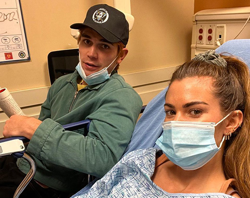 kj apa Capodanno in ospedale per KJ Apa