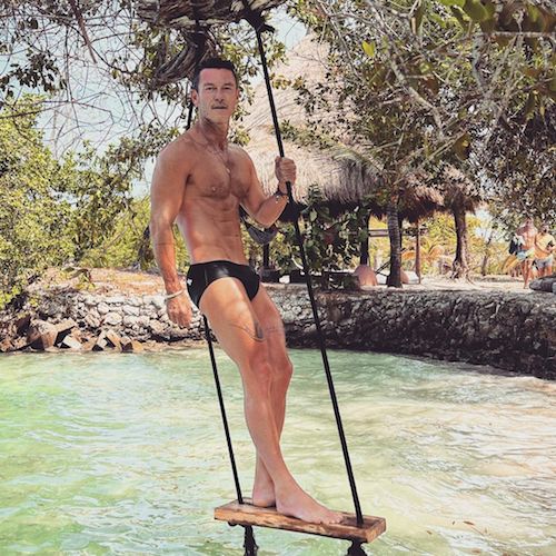Luke Evans sfoggia la tartaruga su Instagram luke evans Luke Evans sfoggia la tartaruga su Instagram