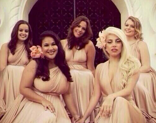 damigelle Lady Gaga è una damigella donore in rosa