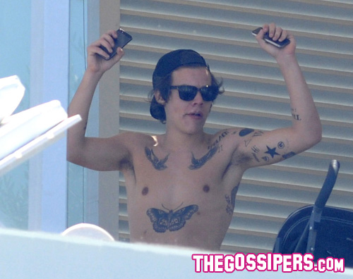 harryyy Harry Styles mette in mostra i tatuaggi