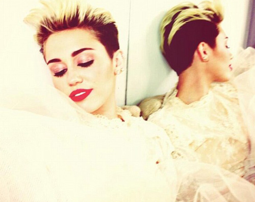 mileyabito Miley Cyrus vestita da sposa su Twitter?